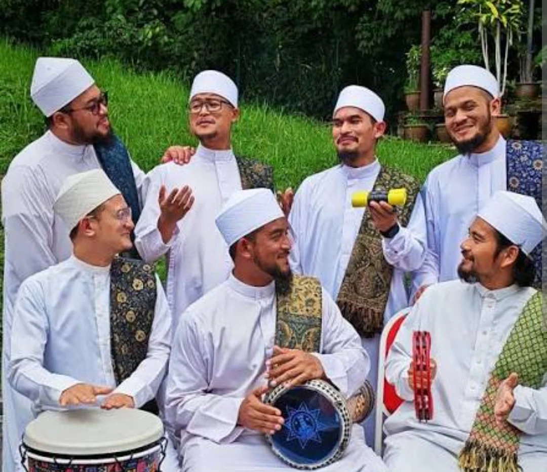 Ahli kumpulan Qathrunnada membuat persembahan nasyid